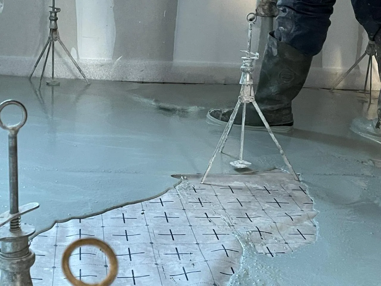 Coulage chape liquide avec trépieds de niveau