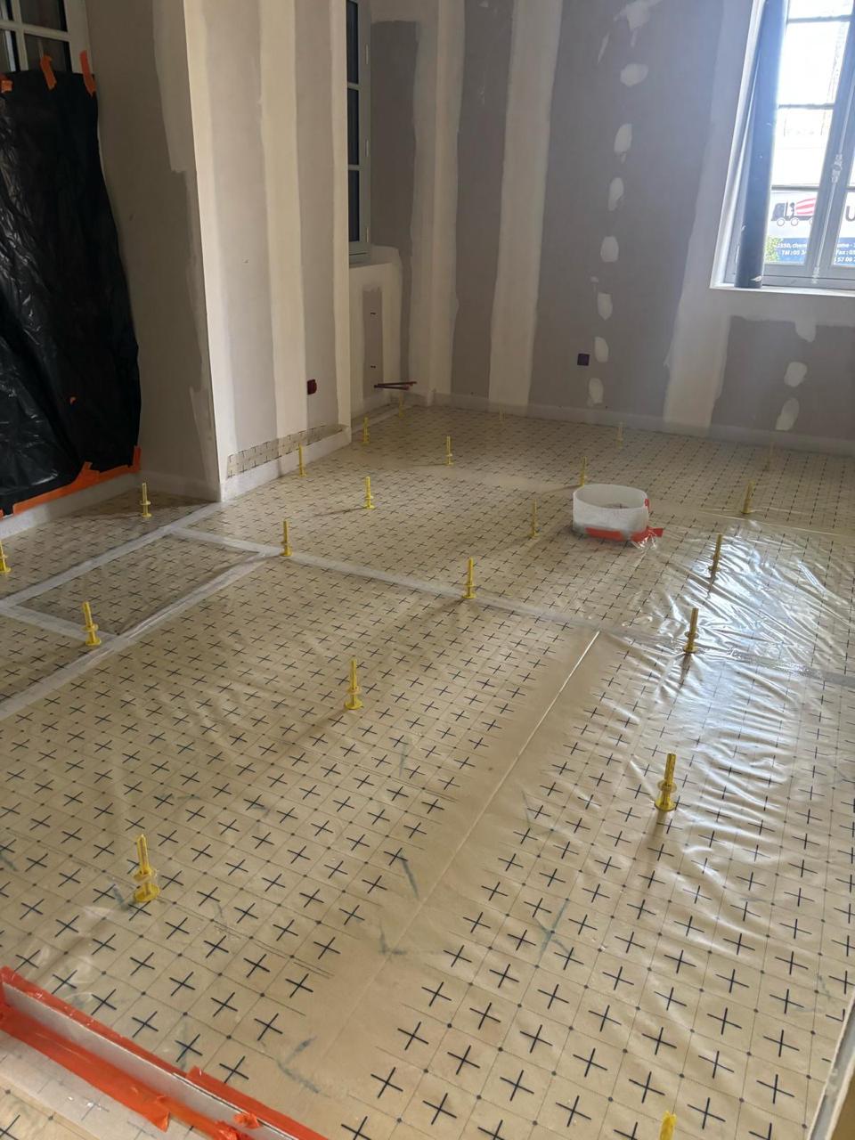 Préparation isolant et trépieds avant coulage chape - Top'Isol